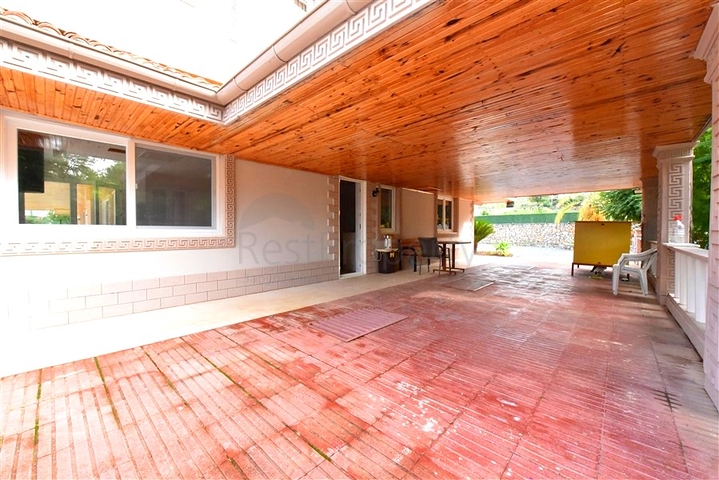 Schickes Haus mit eigenem Pool und Garten im Stadtteil Demirtas