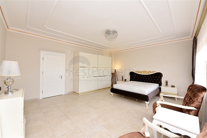 Schickes Haus mit eigenem Pool und Garten im Stadtteil Demirtas