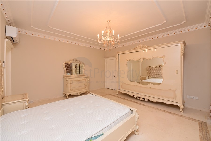 Schickes Haus mit eigenem Pool und Garten im Stadtteil Demirtas