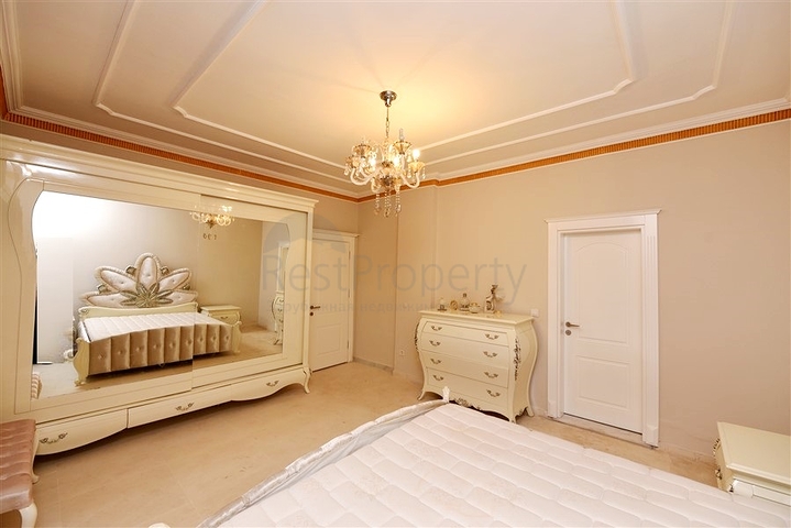 Schickes Haus mit eigenem Pool und Garten im Stadtteil Demirtas