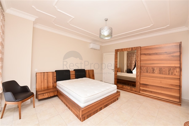 Schickes Haus mit eigenem Pool und Garten im Stadtteil Demirtas