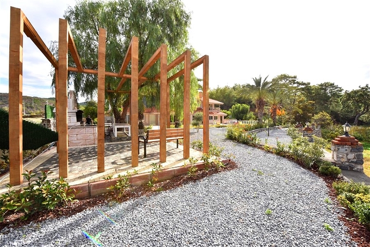 Schickes Haus mit eigenem Pool und Garten im Stadtteil Demirtas