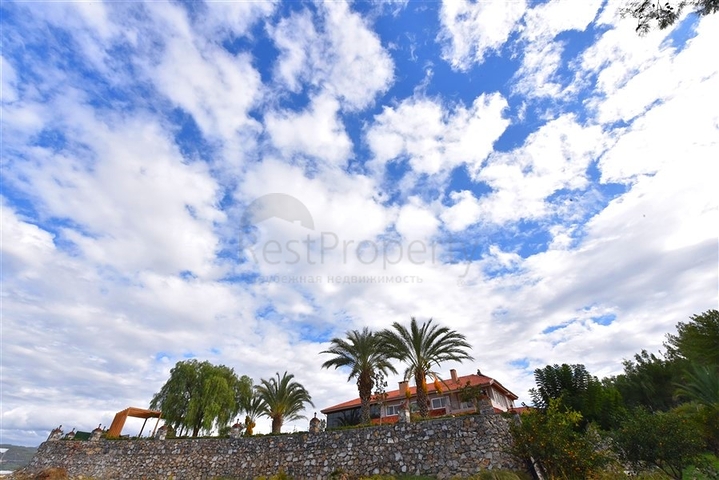 Schickes Haus mit eigenem Pool und Garten im Stadtteil Demirtas