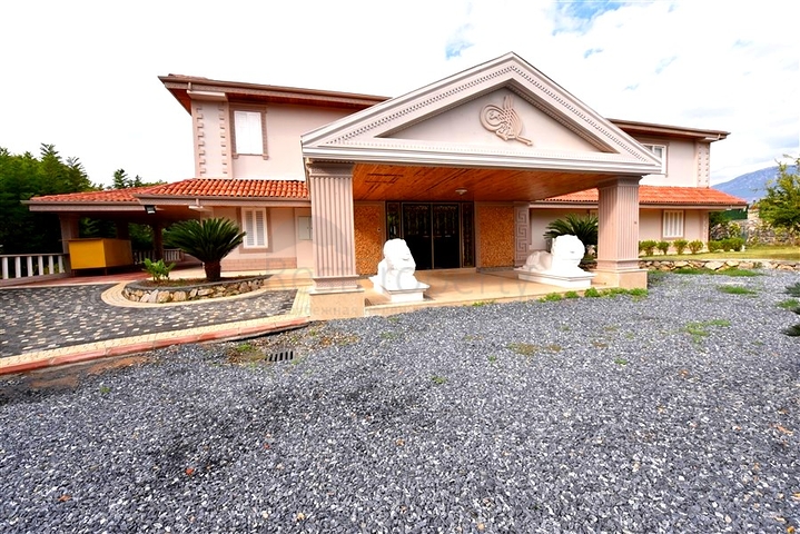 Schickes Haus mit eigenem Pool und Garten im Stadtteil Demirtas