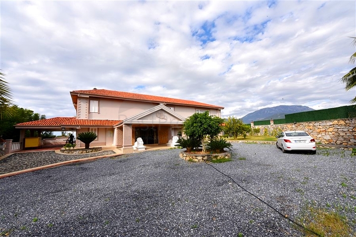 Schickes Haus mit eigenem Pool und Garten im Stadtteil Demirtas