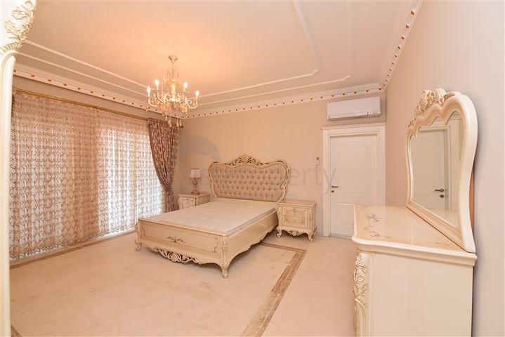 Schickes Haus mit eigenem Pool und Garten im Stadtteil Demirtas