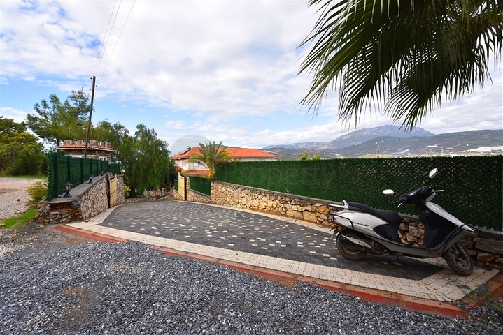 Schickes Haus mit eigenem Pool und Garten im Stadtteil Demirtas