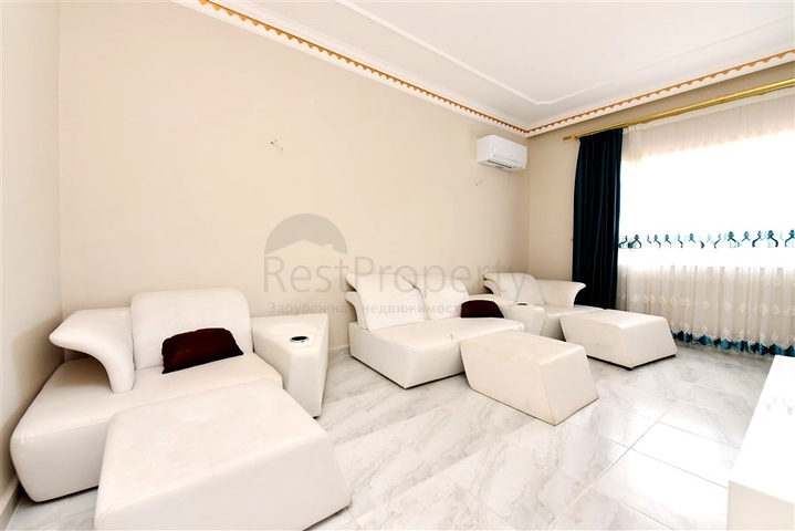 Schickes Haus mit eigenem Pool und Garten im Stadtteil Demirtas