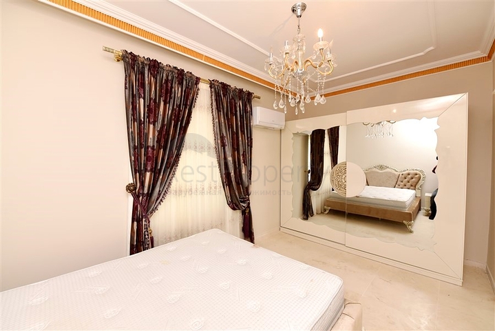 Schickes Haus mit eigenem Pool und Garten im Stadtteil Demirtas