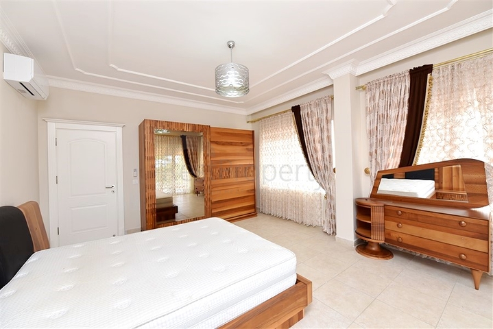 Schickes Haus mit eigenem Pool und Garten im Stadtteil Demirtas