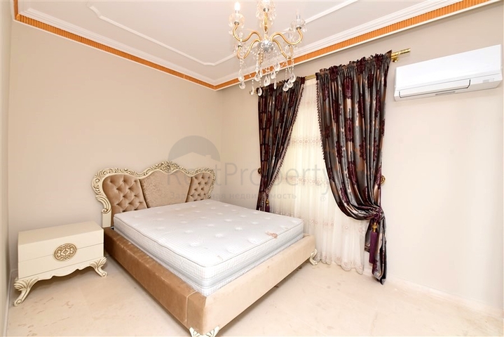 Schickes Haus mit eigenem Pool und Garten im Stadtteil Demirtas