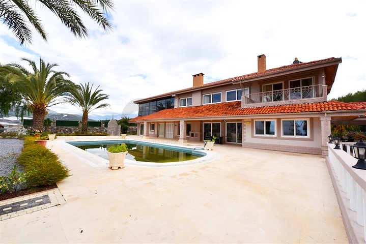 Schickes Haus mit eigenem Pool und Garten im Stadtteil Demirtas