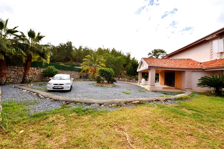 Schickes Haus mit eigenem Pool und Garten im Stadtteil Demirtas