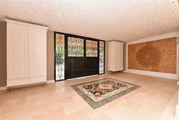 Schickes Haus mit eigenem Pool und Garten im Stadtteil Demirtas