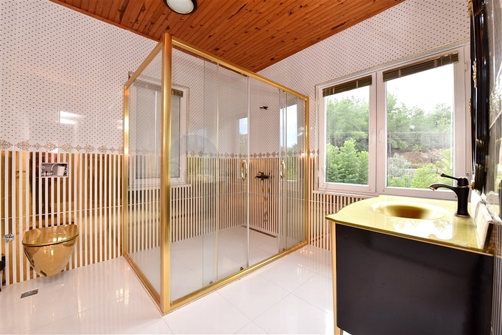 Schickes Haus mit eigenem Pool und Garten im Stadtteil Demirtas