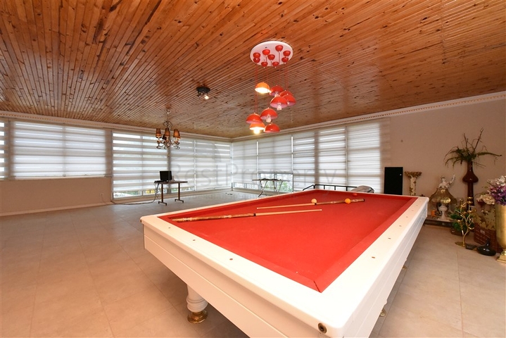 Schickes Haus mit eigenem Pool und Garten im Stadtteil Demirtas