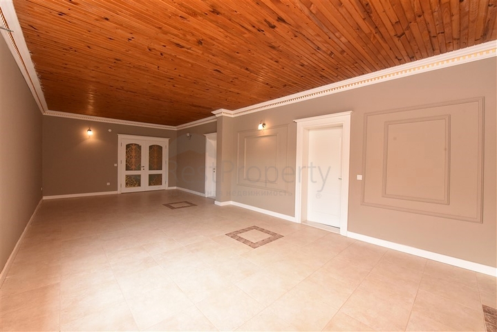 Schickes Haus mit eigenem Pool und Garten im Stadtteil Demirtas