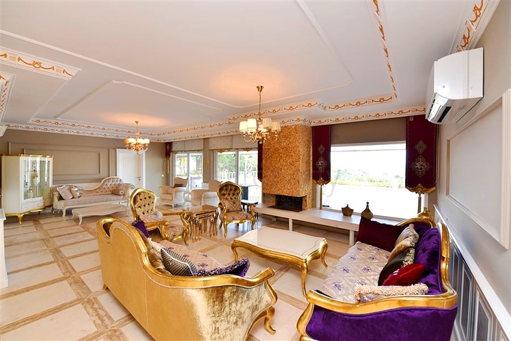 Schickes Haus mit eigenem Pool und Garten im Stadtteil Demirtas