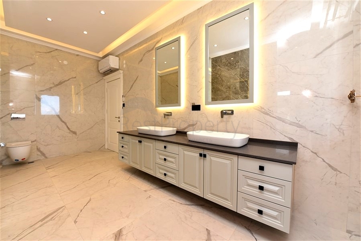 Schickes Haus mit eigenem Pool und Garten im Stadtteil Demirtas