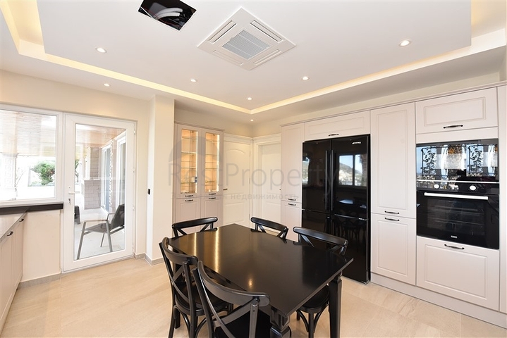 Schickes Haus mit eigenem Pool und Garten im Stadtteil Demirtas