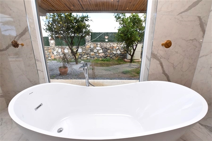 Schickes Haus mit eigenem Pool und Garten im Stadtteil Demirtas