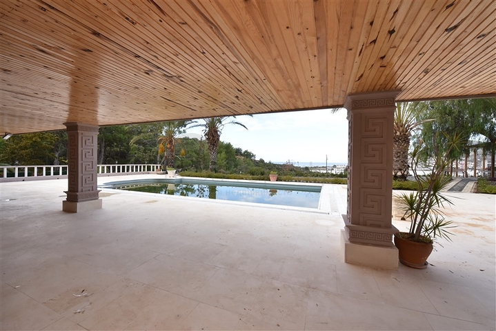 Schickes Haus mit eigenem Pool und Garten im Stadtteil Demirtas