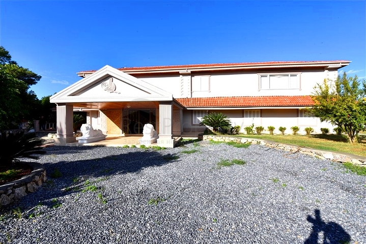 Schickes Haus mit eigenem Pool und Garten im Stadtteil Demirtas