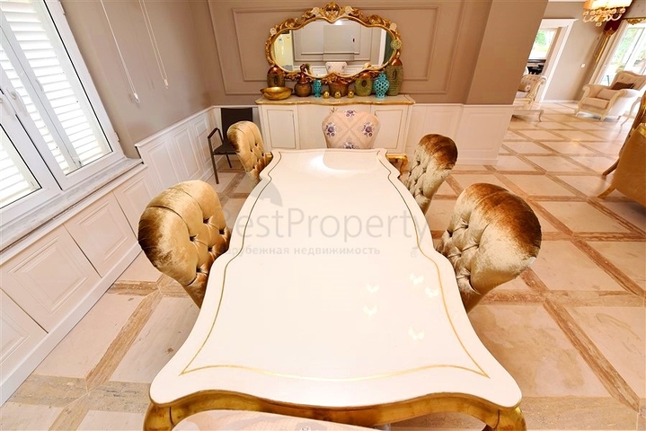 Schickes Haus mit eigenem Pool und Garten im Stadtteil Demirtas