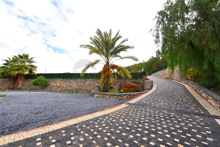 Schickes Haus mit eigenem Pool und Garten im Stadtteil Demirtas