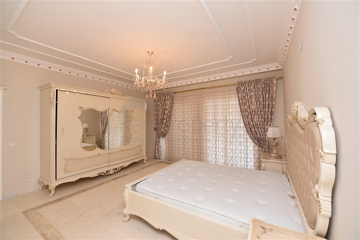 Schickes Haus mit eigenem Pool und Garten im Stadtteil Demirtas