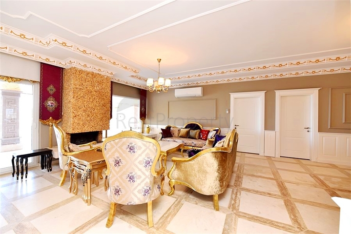 Schickes Haus mit eigenem Pool und Garten im Stadtteil Demirtas