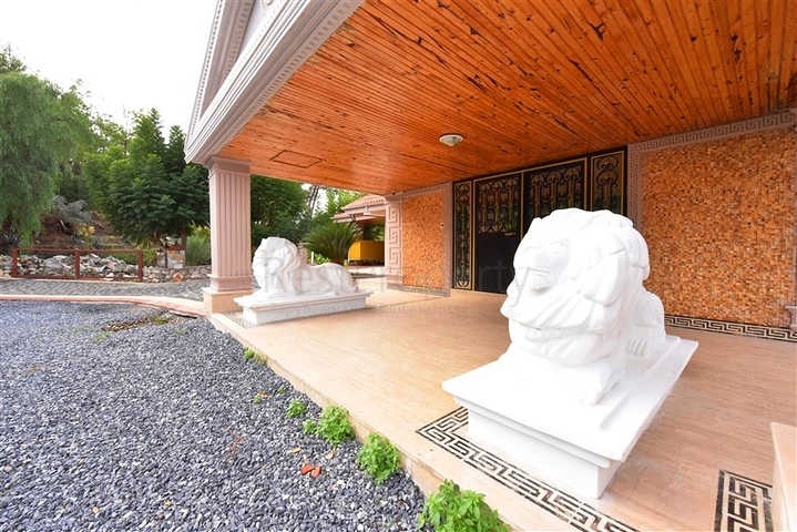 Schickes Haus mit eigenem Pool und Garten im Stadtteil Demirtas