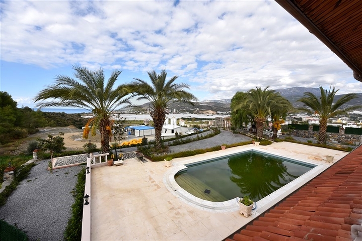 Schickes Haus mit eigenem Pool und Garten im Stadtteil Demirtas