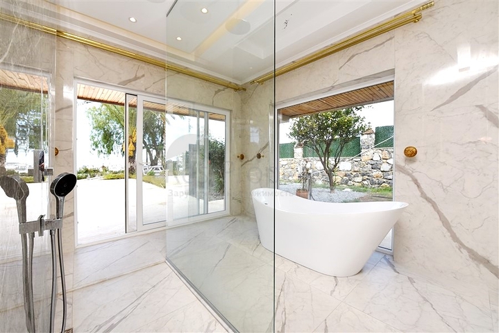 Schickes Haus mit eigenem Pool und Garten im Stadtteil Demirtas