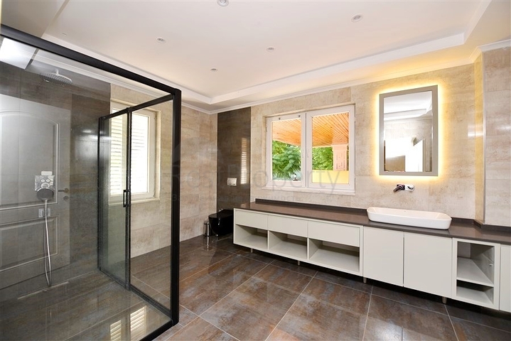 Schickes Haus mit eigenem Pool und Garten im Stadtteil Demirtas