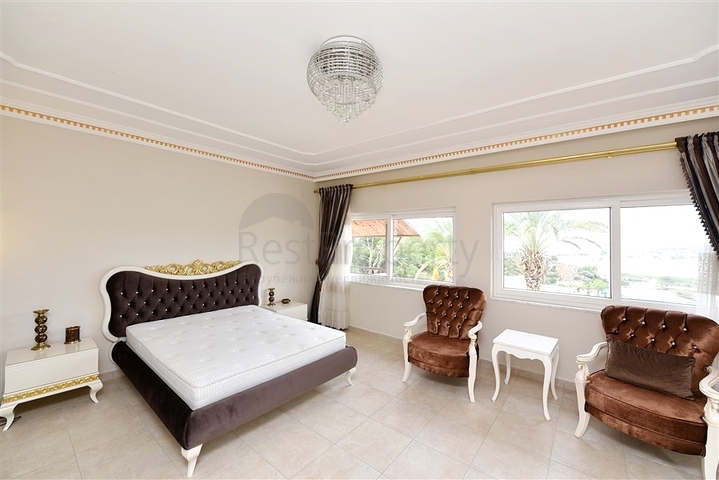 Schickes Haus mit eigenem Pool und Garten im Stadtteil Demirtas