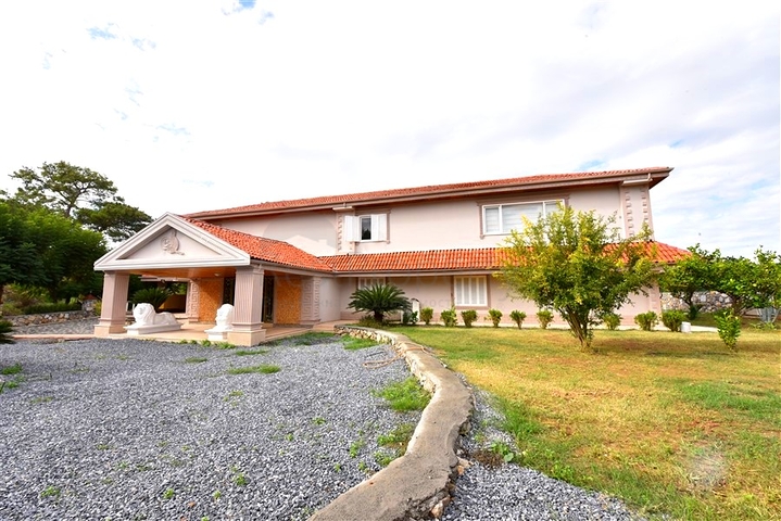 Schickes Haus mit eigenem Pool und Garten im Stadtteil Demirtas