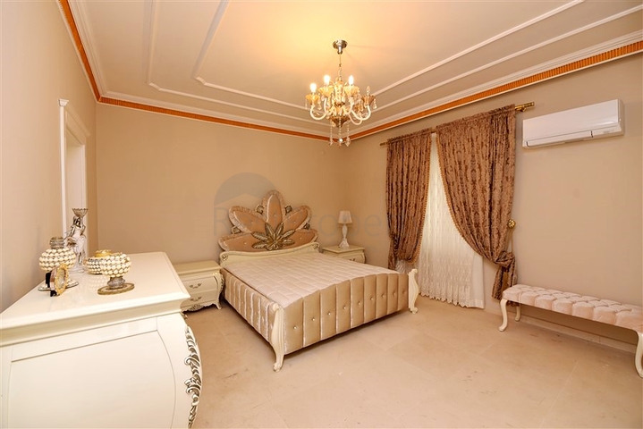 Schickes Haus mit eigenem Pool und Garten im Stadtteil Demirtas