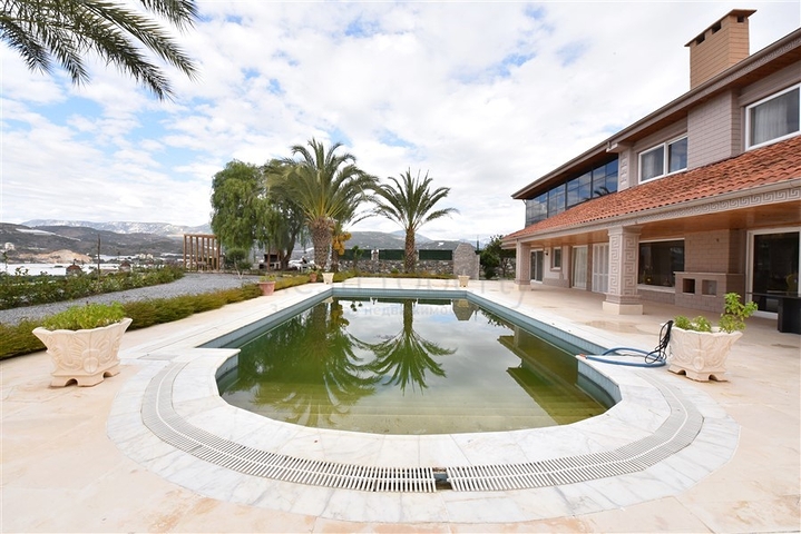 Schickes Haus mit eigenem Pool und Garten im Stadtteil Demirtas