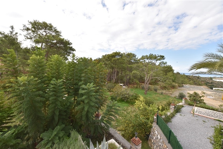 Schickes Haus mit eigenem Pool und Garten im Stadtteil Demirtas