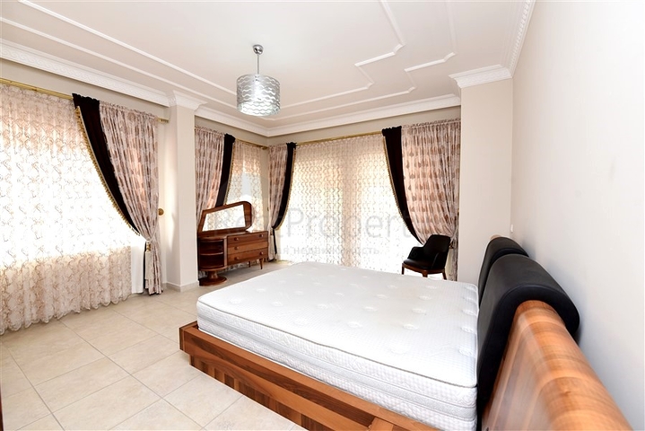 Schickes Haus mit eigenem Pool und Garten im Stadtteil Demirtas