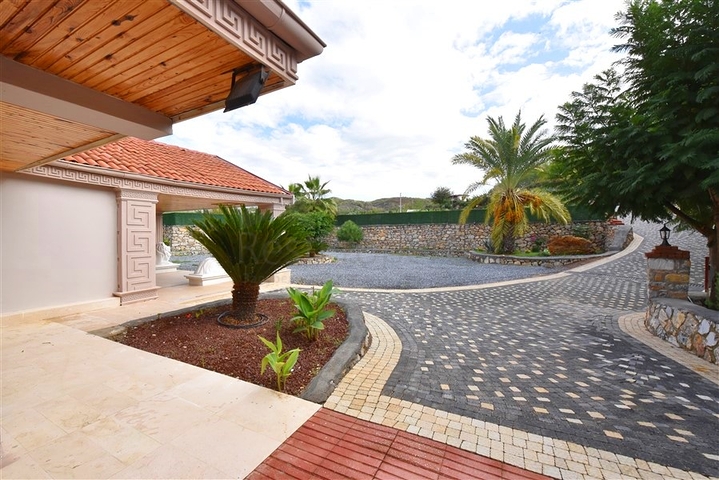 Schickes Haus mit eigenem Pool und Garten im Stadtteil Demirtas