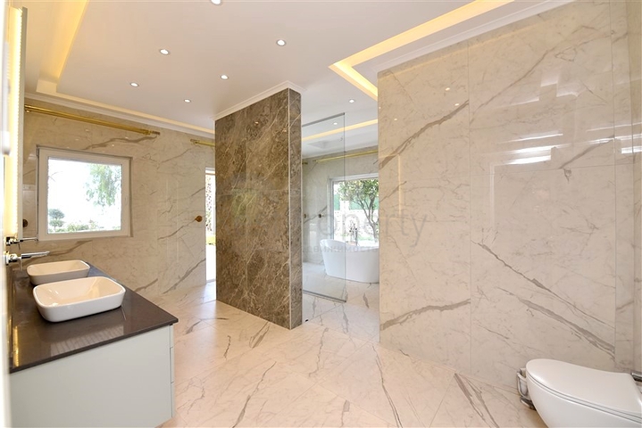 Schickes Haus mit eigenem Pool und Garten im Stadtteil Demirtas