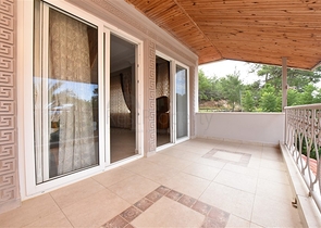 Schickes Haus mit eigenem Pool und Garten im Stadtteil Demirtas