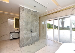 Schickes Haus mit eigenem Pool und Garten im Stadtteil Demirtas