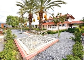 Schickes Haus mit eigenem Pool und Garten im Stadtteil Demirtas