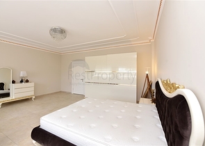 Schickes Haus mit eigenem Pool und Garten im Stadtteil Demirtas