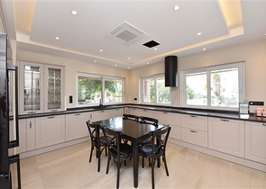 Schickes Haus mit eigenem Pool und Garten im Stadtteil Demirtas