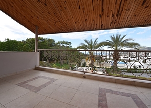 Schickes Haus mit eigenem Pool und Garten im Stadtteil Demirtas