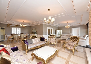 Schickes Haus mit eigenem Pool und Garten im Stadtteil Demirtas